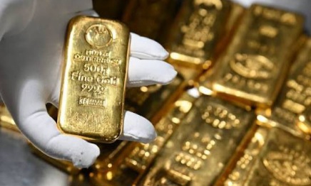 الذهب يتجه لخسارة أسبوعية وسط مخاوف من تضخم مدفوع بأسعار النفط 