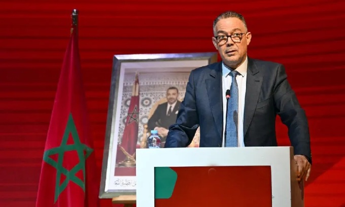 لقجع يمشي بخيلاء 