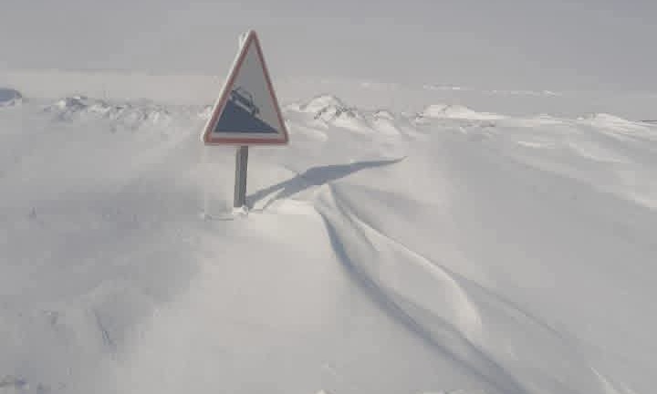 الثلوج تقطع طرقاً حيوية بعدد من أقاليم المملكة 