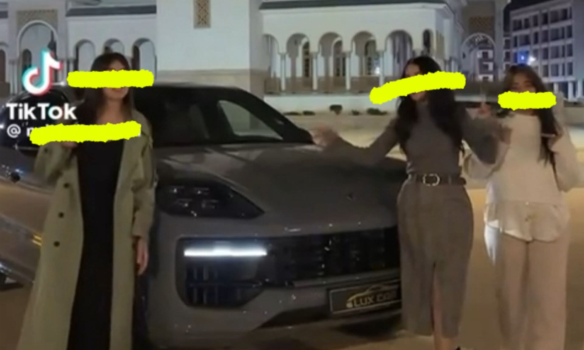 أثار مشهد تصوير فتيات قرب مسجد بمدينة الناظور استياء عدد من رواد التواصل الاجتماعي 