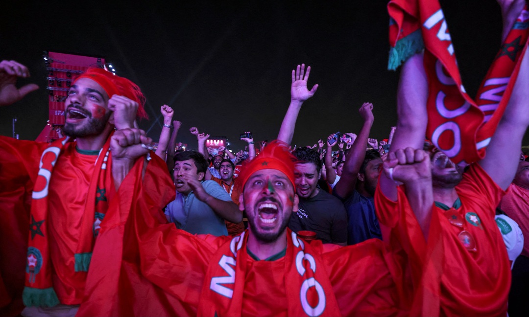 طوفان أحمر بالشوارع والساحات العمومية احتفالا بتتويج "الأسود" 