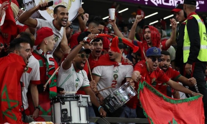 "سير، سير، سير" .. حين يتحول الجمهور المغربي إلى قلب نابض للمنتخب الوطني 