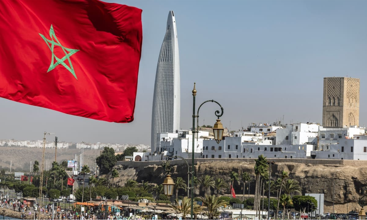 لقد فرضت سنة 2025 نفسها كسنة انتقالية استراتيجية للمغرب، تميزت في الوقت نفسه بطموحات دولية كبيرة، واستثمارات ضخمة، وهشاشة اجتماعية مستمرة. بين التألق الرياضي، والإصلاحات الاقتصادية، والضغوط الاجتماعية، تطور البلد على خط توازن حرج 