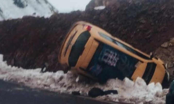 وأفادت المعطيات المتوفرة بأن سبب الحادث يعود أساساً إلى الظروف المناخية الصعبة التي تشهدها المنطقة؛ حيث أدى تكون الجليد وسط المنعرجات الجبلية إلى فقدان السائق السيطرة على المركبة وانزلاقها 