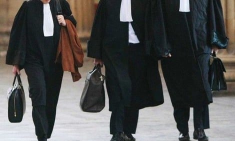 وفي تفاصيل المسار التأديبي، سجل التقرير تبايناً ملحوظاً بين قرارات الهيئات المهنية وتوجهات النيابة العامة؛ إذ في الوقت الذي أصدر فيه النقباء 984 قرار حفظ صريح و180 قرار حفظ ضمني مقابل 123 متابعة تأديبية فقط، اختارت النيابة العامة سلوك طريق الطعن في 