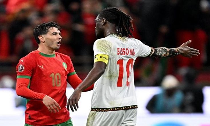 لاعبو المنتخب المغربي يعبرون عن خيبة أملهم بعد التعادل أمام مالي 