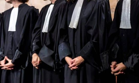 أعلن مكتب جمعية هيئات المحامين عن عقد جمع عام استثنائي بمدينة مراكش في 10 يناير المقبل، لمناقشة التطورات المرتبطة بمشروع القانون المنظم للمهنة الذي أعدته الحكومة 