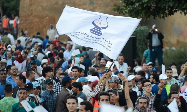 حزب العدالة والتنمية، مدعوماً بشبكات قريبة من جماعة العدل والإحسان وبعض التيارات السلفية، لم ينتظر موعد الانتخابات، بل بدأ فعلياً في 