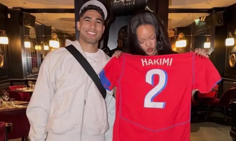 حكيمي يهدي قميصه للنجمة العالمية ريهانا 