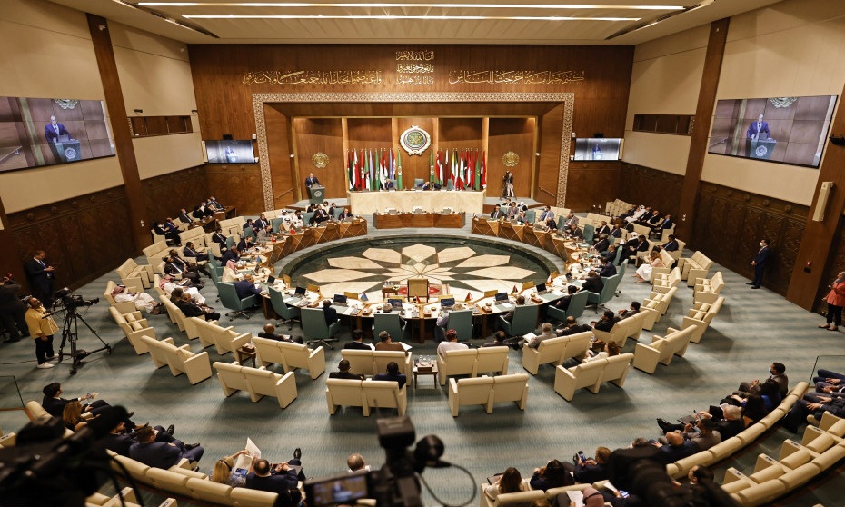 وعندما ينكب الباحث والمهتم والمتتبع، بدقة شاملة، سوف يخلص إلى أن حقيقة اللقاء ومضمونه ينم عن مقاربة ضيقة وغير منطقية بل تعكس تهربا من حقيقة الوضع في المنطقة برمتها، وعلى رأسها معاناة الشعب الفلسطيني ودولة لبنان بكل تلاوينها وتنوعها مما 