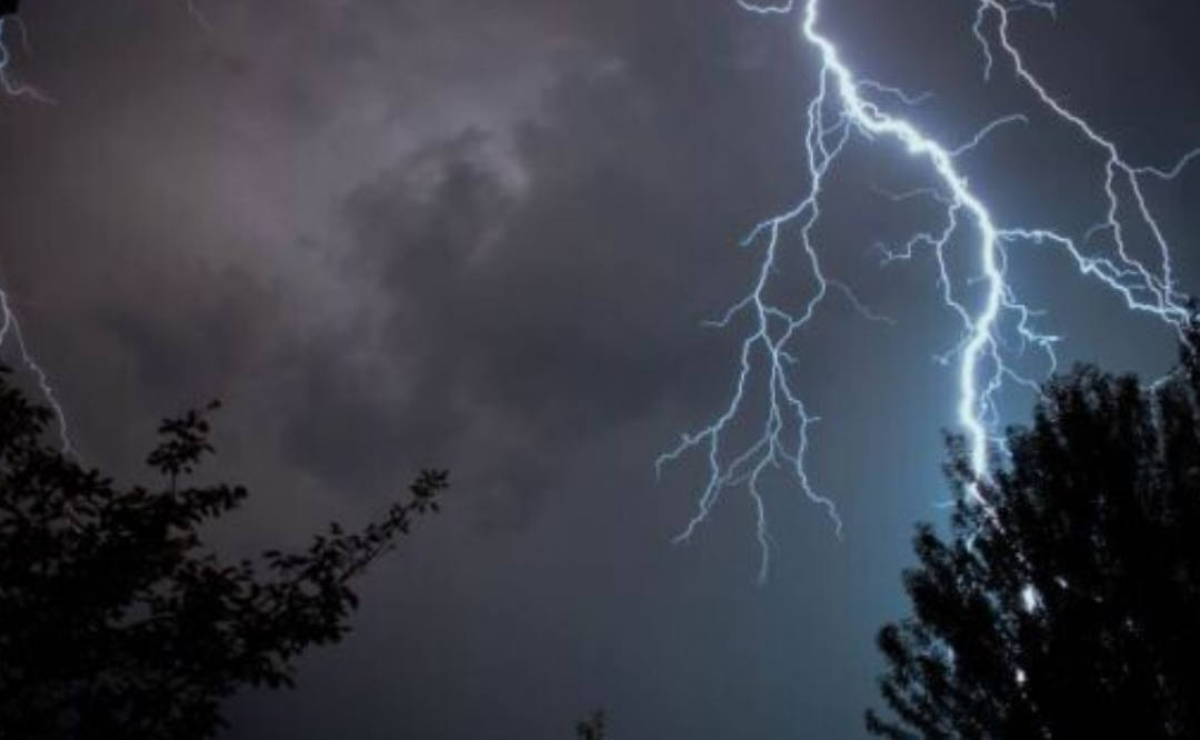 زخات رعدية ورياح قوية مرتقبة الجمعة بعدة مناطق بالمملكة 