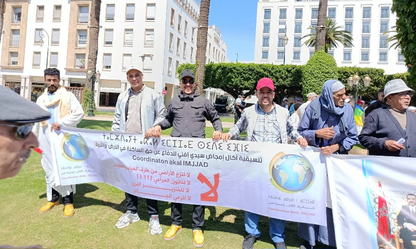 عشرات المتضررين يحتجون أمام البرلمان تنديداً بـ"اعتداءات الرعاة الرحل" 