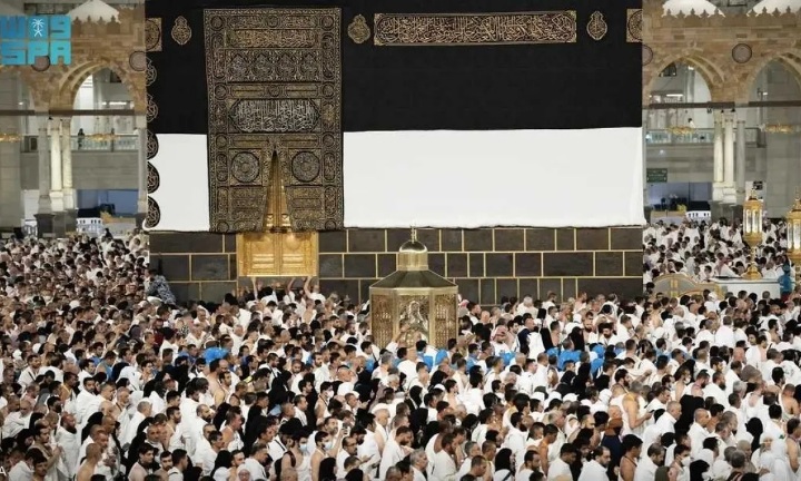 حجاج بيت الله الحرام يؤدون طواف الإفاضة في أجواء إيمانية وخدمات متكاملة 