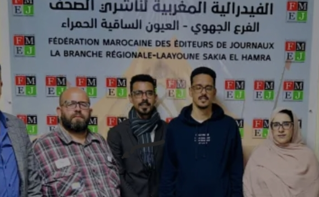 ناشرو الصحف بالعيون يصعّدون ضد وزارة التواصل ويحملونها مسؤولية أزمة الإعلام الجهوي 